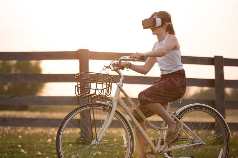 Virtual reality als nieuwe werkelijkheid Deutschland meisje draagt vr vak rijden fiets in gouden uur - Virtual-reality-films maken